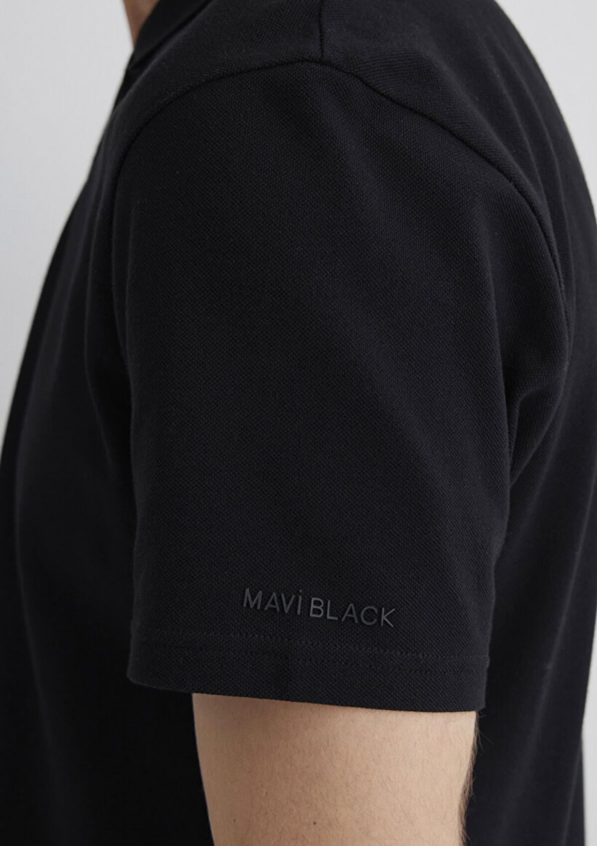Mavi Tişört M0612525-900 Siyah